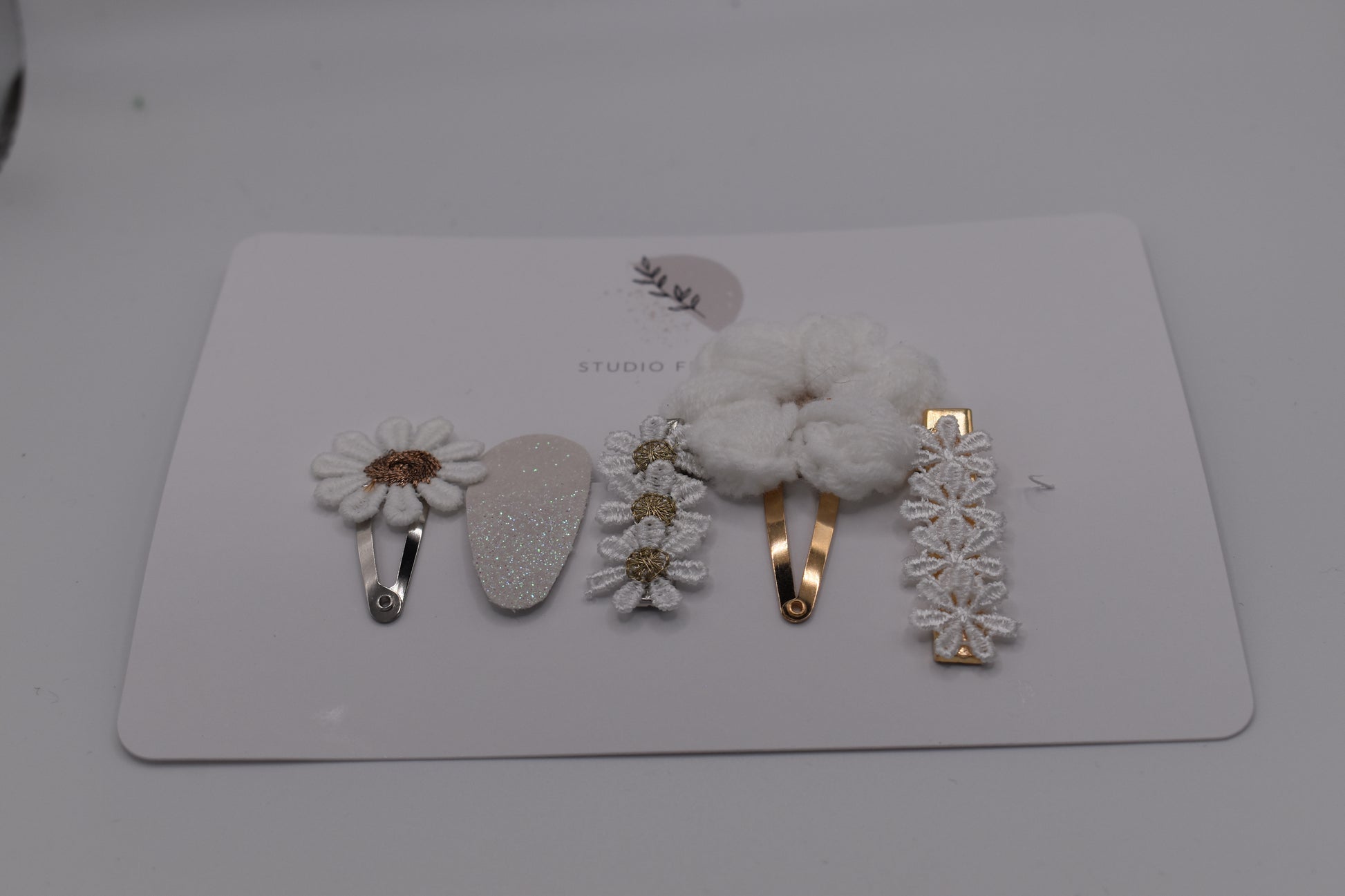A set of flower and daisy hair clips for girls. White colour. Made by Studio Frommie. Front view