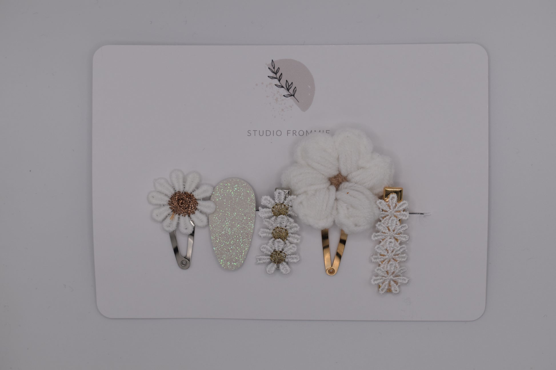 A set of flower and daisy hair clips for girls. White colour. Made by Studio Frommie. Top view