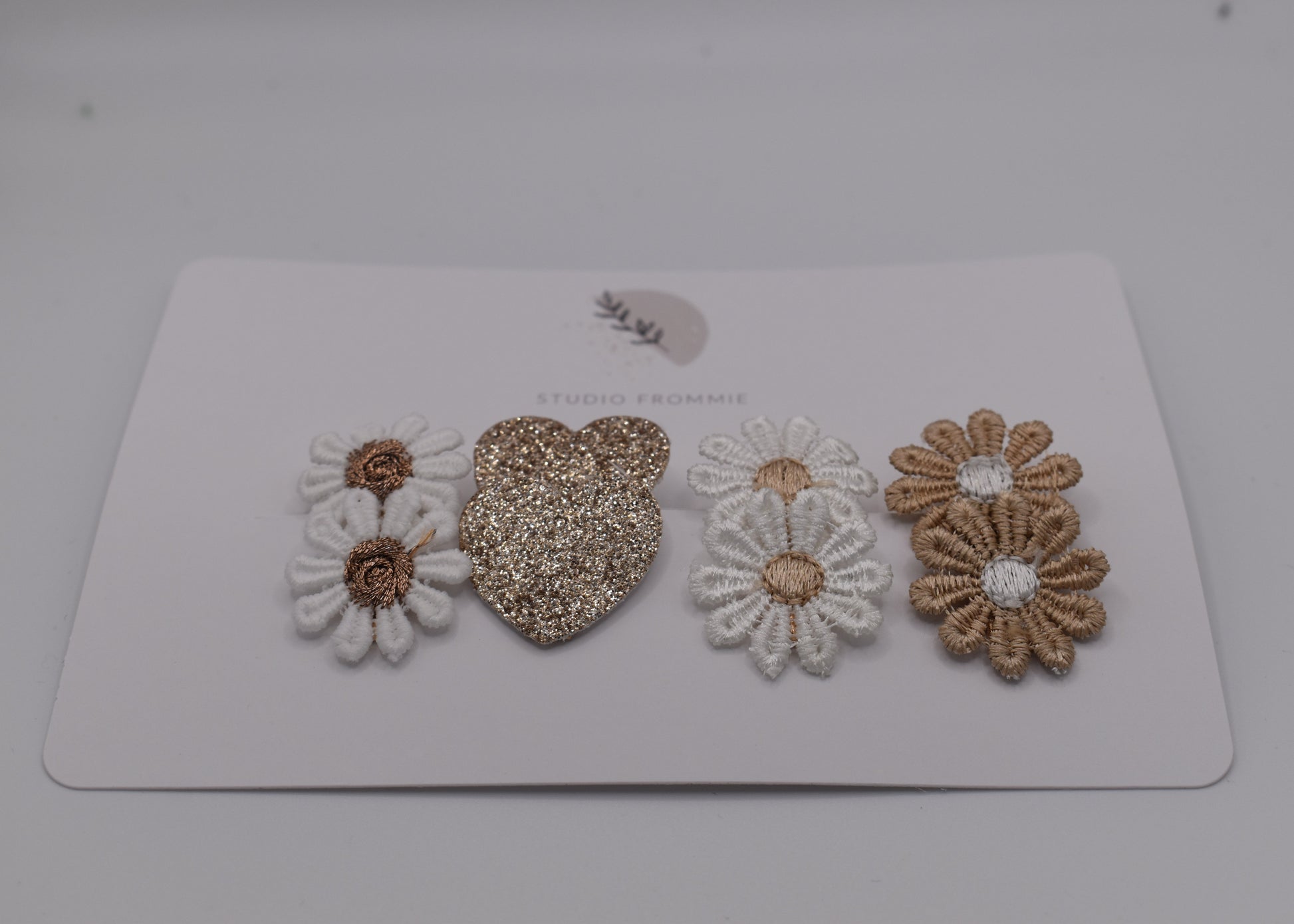 Hearts and daisies hair clip set for girls. White and gold colours. Front view. Made by Studio Frommie