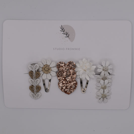 Hearts and daisies hair clip set for girls. White and sparkly gold colours. Top view. Made by Studio Frommie