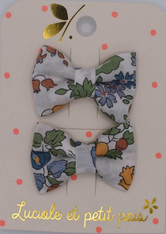 A pair of mini liberty bow hair clips for girls in Nancy Ann Clementine pattern. Top view. Made by Luciole et Petit Pois